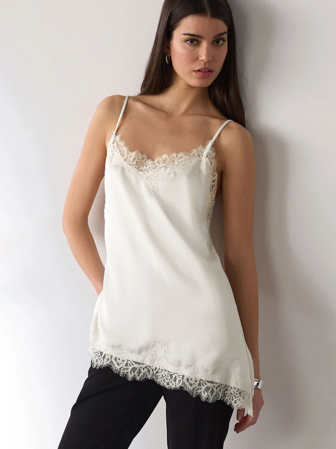 Топ-камисоль асимметричный с кружевом, модель Cream Asymmetric Hem Lace Cami Top Next, кремовый