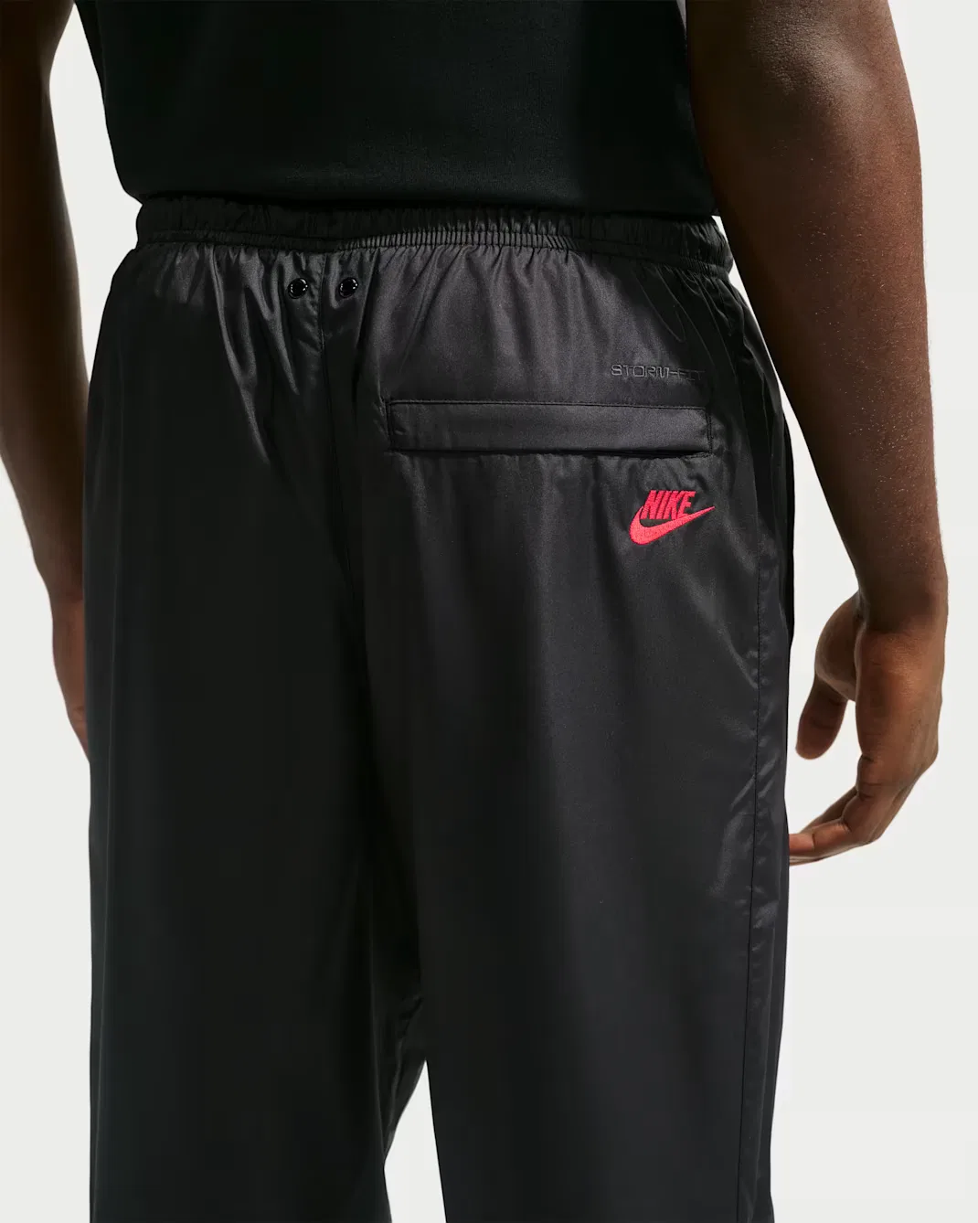 Мужские брюки Storm-FIT с графическим принтом Nike Windrunner, Black/Black/University Red — фото 3
