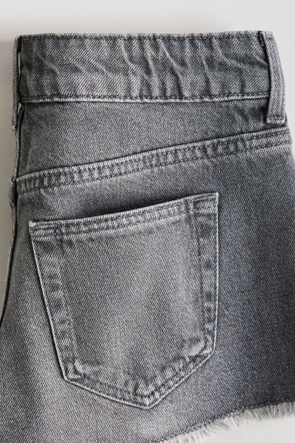 Джинсовые шорты с вышивкой H&M, Denimgrau/Nieten — фото 2