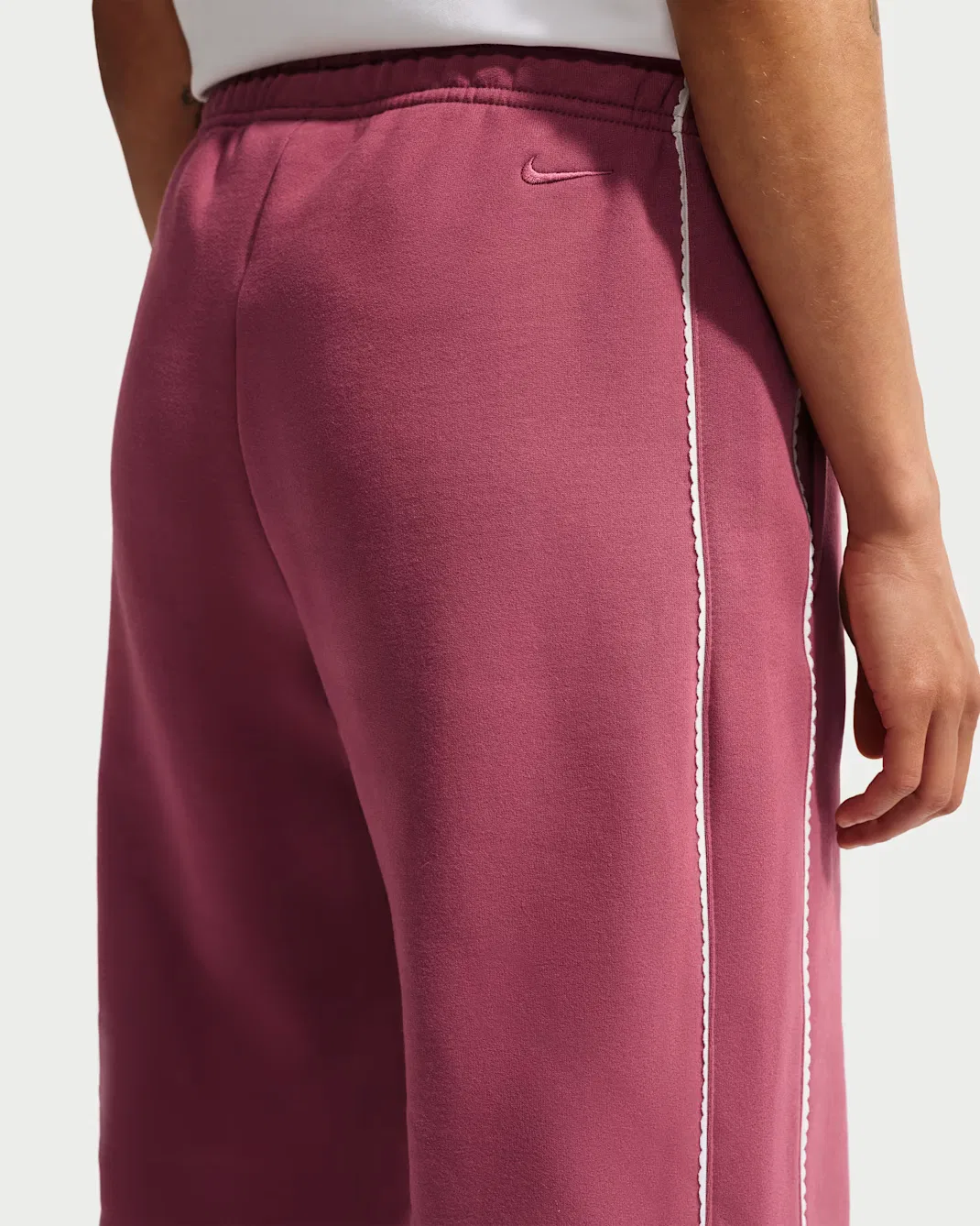 Женские брюки средней посадки с широкими штанинами Nike Studio Fleece Medium Weight "Graphic Pack", Pink Smoke/Sail/Pink Smoke — фото 3
