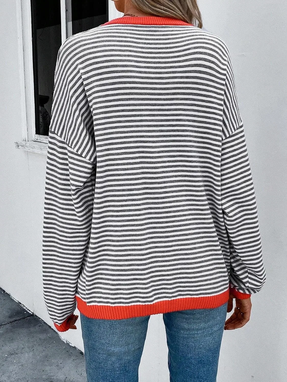 Женский свитер свободного кроя с принтом, модель Striped Drop Shoulder Long Sleeve Loose Top Pullover Sweaters, мультиколор — фото 2