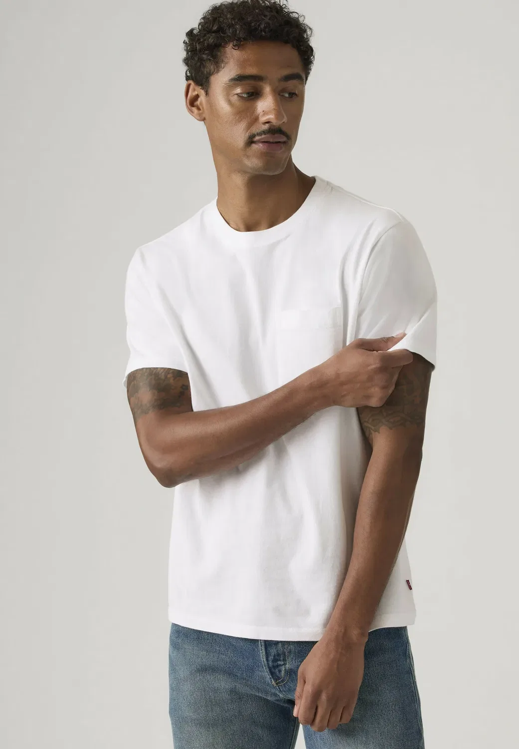 Свободная футболка с карманом - базовая футболка Levi'S, Garment Dye Fa- Whites — фото 3