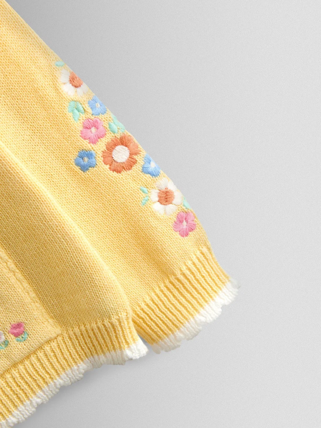 Кардиган с вышивкой и отделкой гребешком, Scallop Edge Embroidered Pocket Cardigan Jojo Maman Bébé, светло-желтый — фото 4