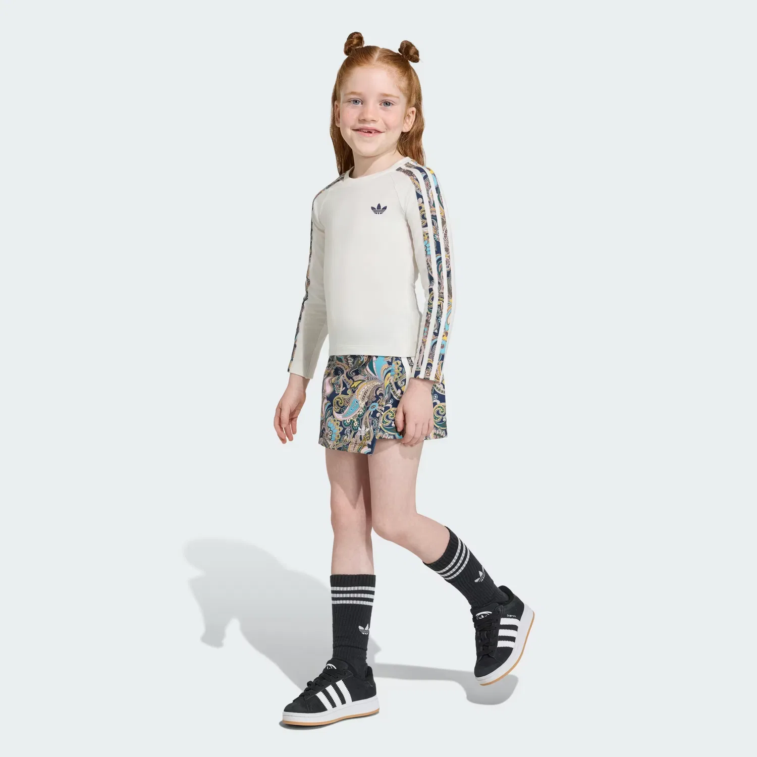 Детский комплект с принтом пейсли из топа с длинным рукавом и юбки-шорт Liberty London Adidas Originals, белый с мультиколором