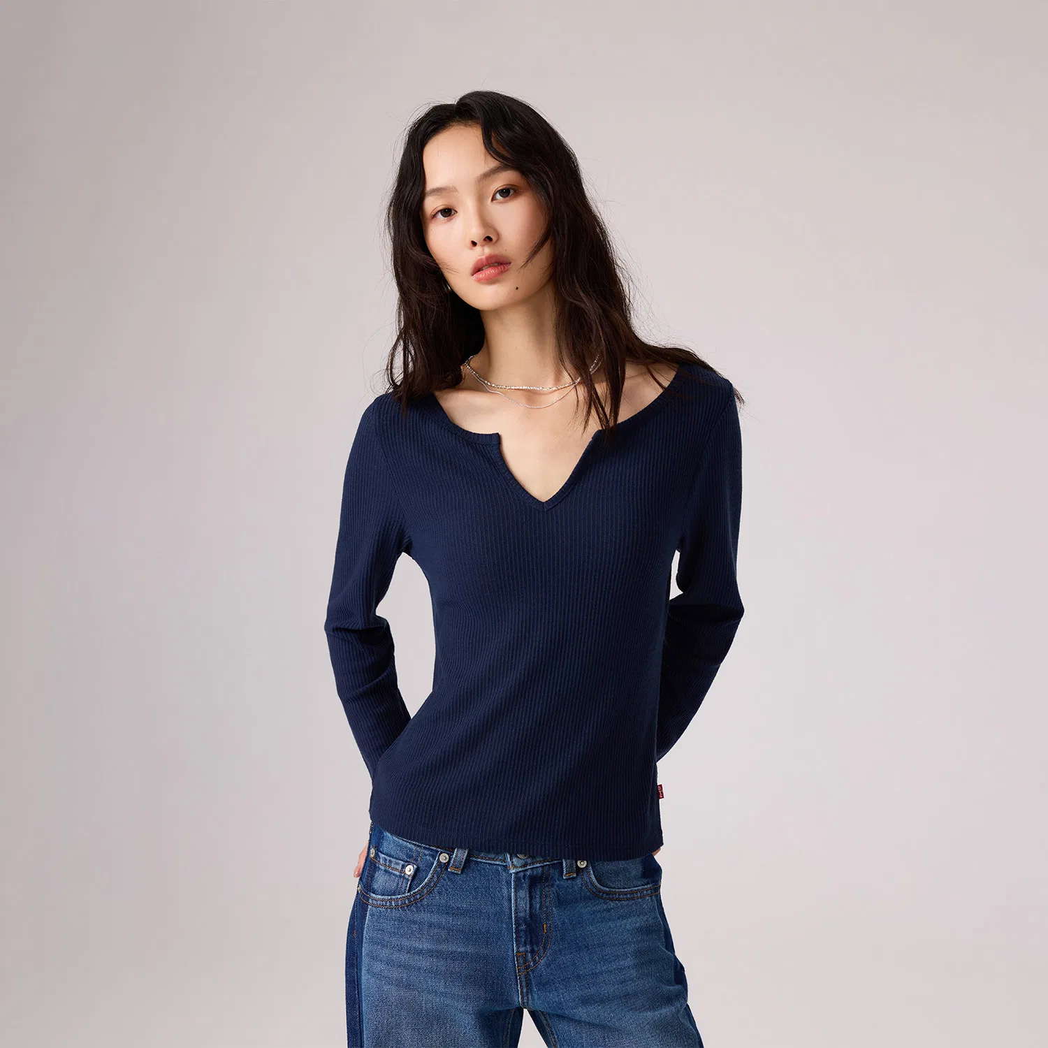 Женская футболка с V-образным вырезом прямого кроя Levis, Dark Blue — фото 4