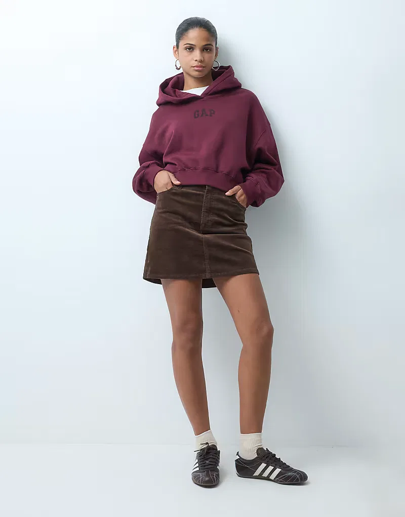 Укороченная толстовка GAP с логотипом на груди, бордовый — фото 2