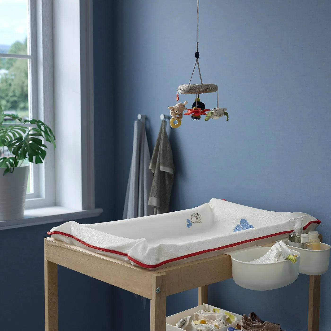 IKEA SKÖTSAM Пеленальный коврик с чехлом, узор "Черника"/белый, 53x80 см — фото 2