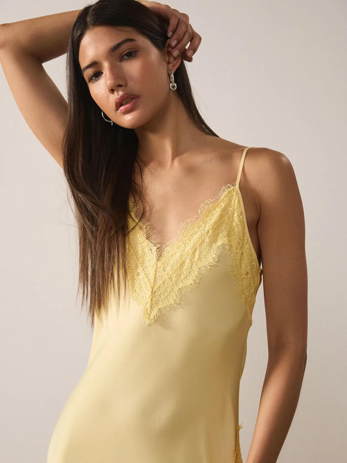 Платье-комбинация миди с кружевом, Satin Midi Dress Next, желтый — фото 4