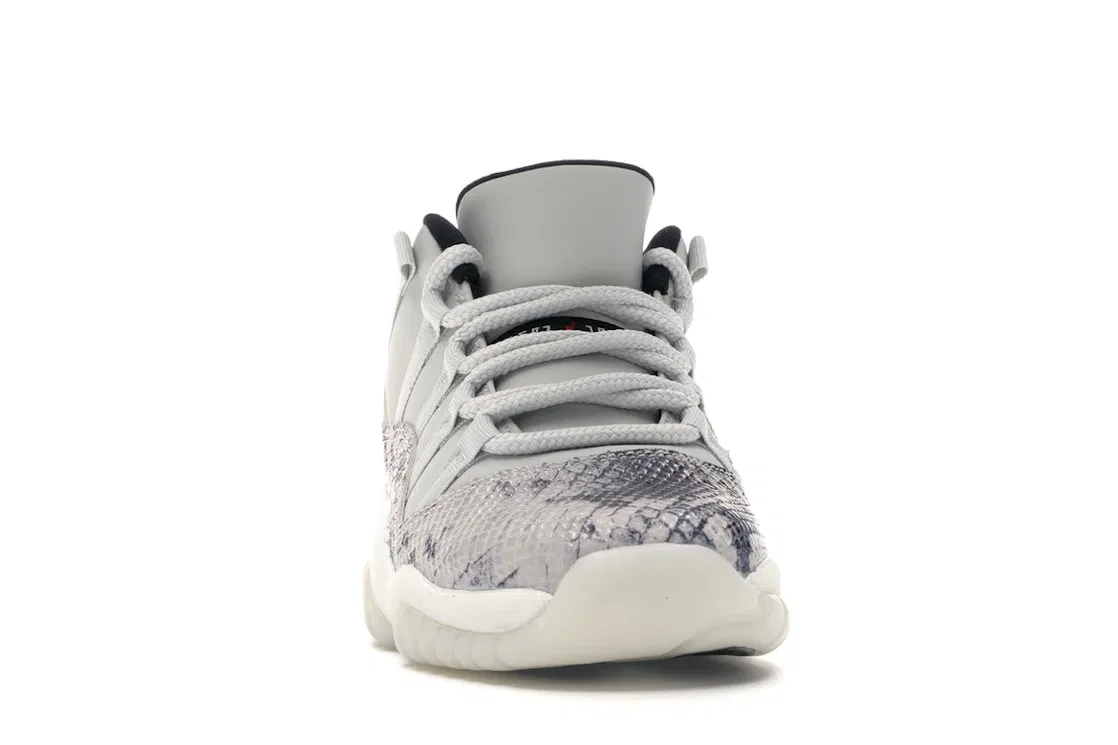 Детские кроссовки Lifestyle с низким верхом Jordan 11 Retro Low Jordan, Light Bone/Smoke Grey-White-Black — фото 2