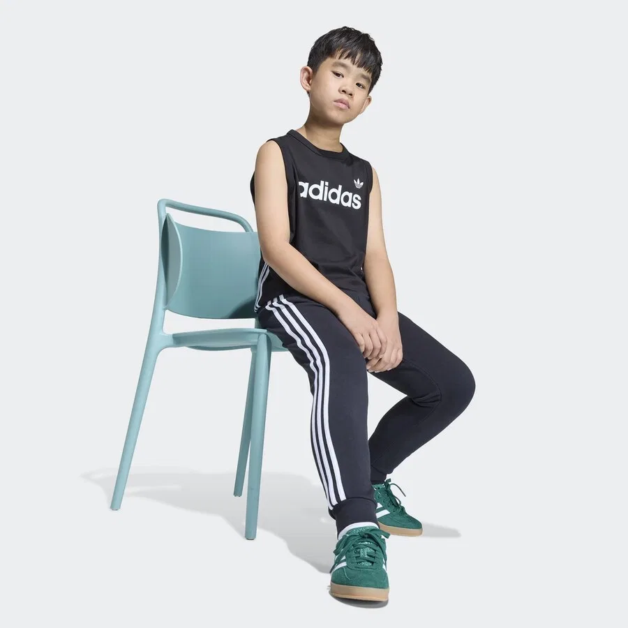 Зауженные брюки ADIDAS ORIGINALS черного цвета