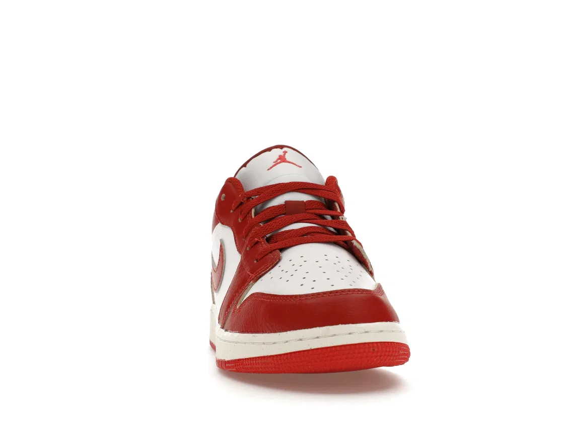 Детские кроссовки Lifestyle Jordan 1 Low SE Jordan, White/Dune Red/Lobster/Sail/Vachetta Tan — фото 2