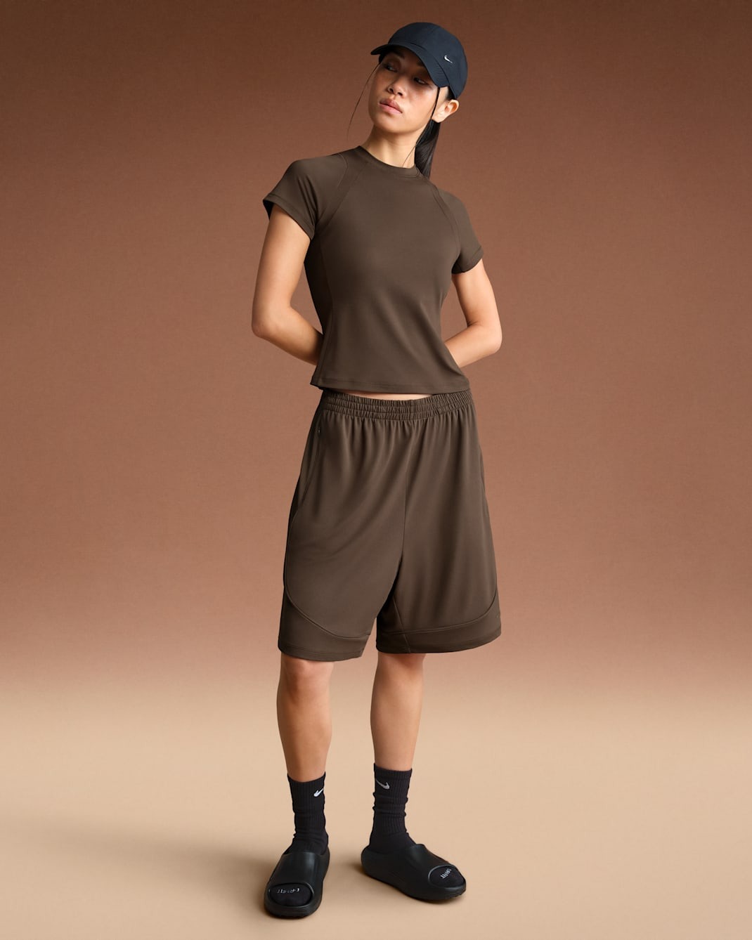 

Шорты NikeSKIMS Airy Women's Relaxed, темно-коричневый