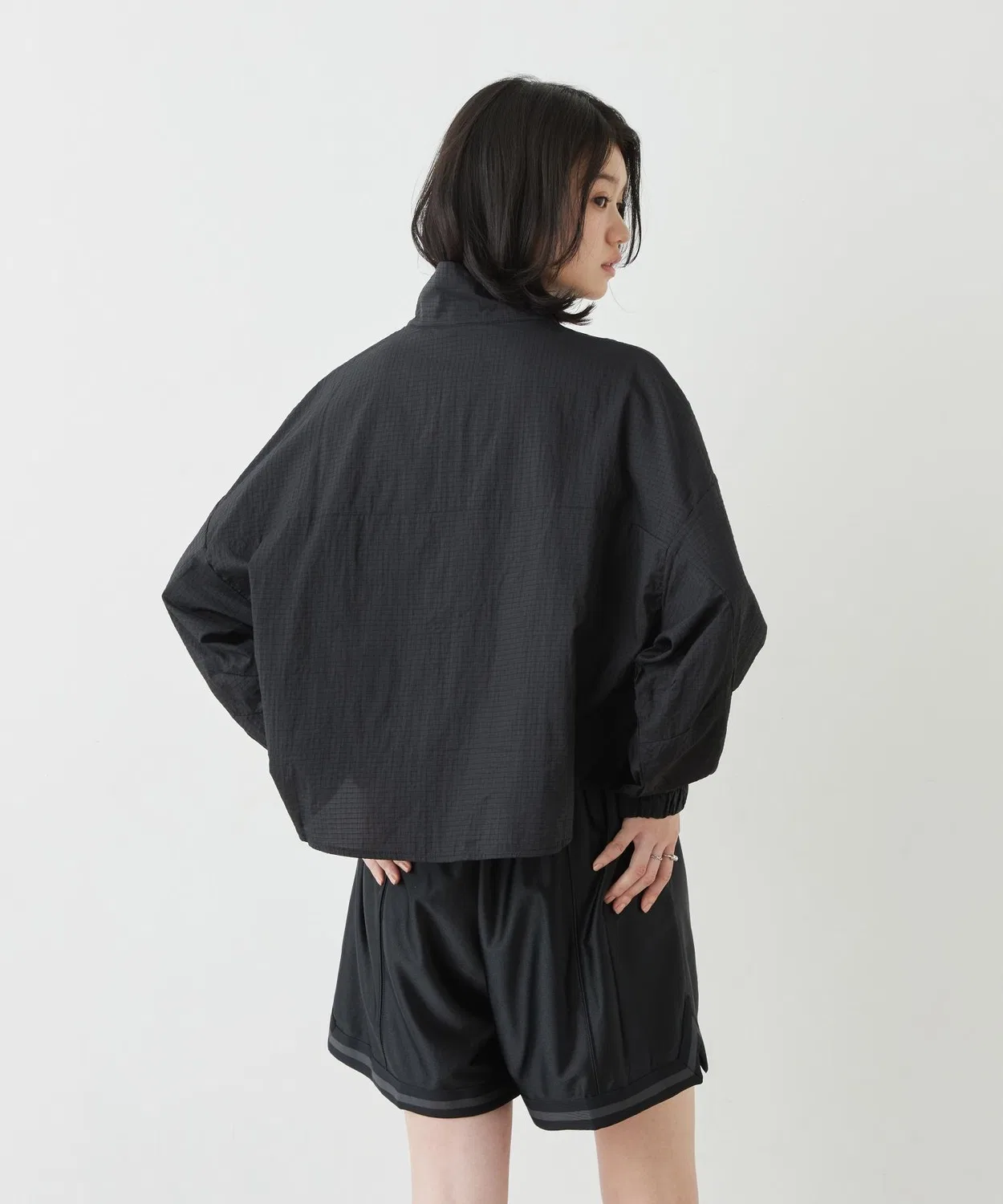 Женская куртка-ветровка Nike Sportswear Oversized Lightweight Ripstop Jacket, Black — фото 4