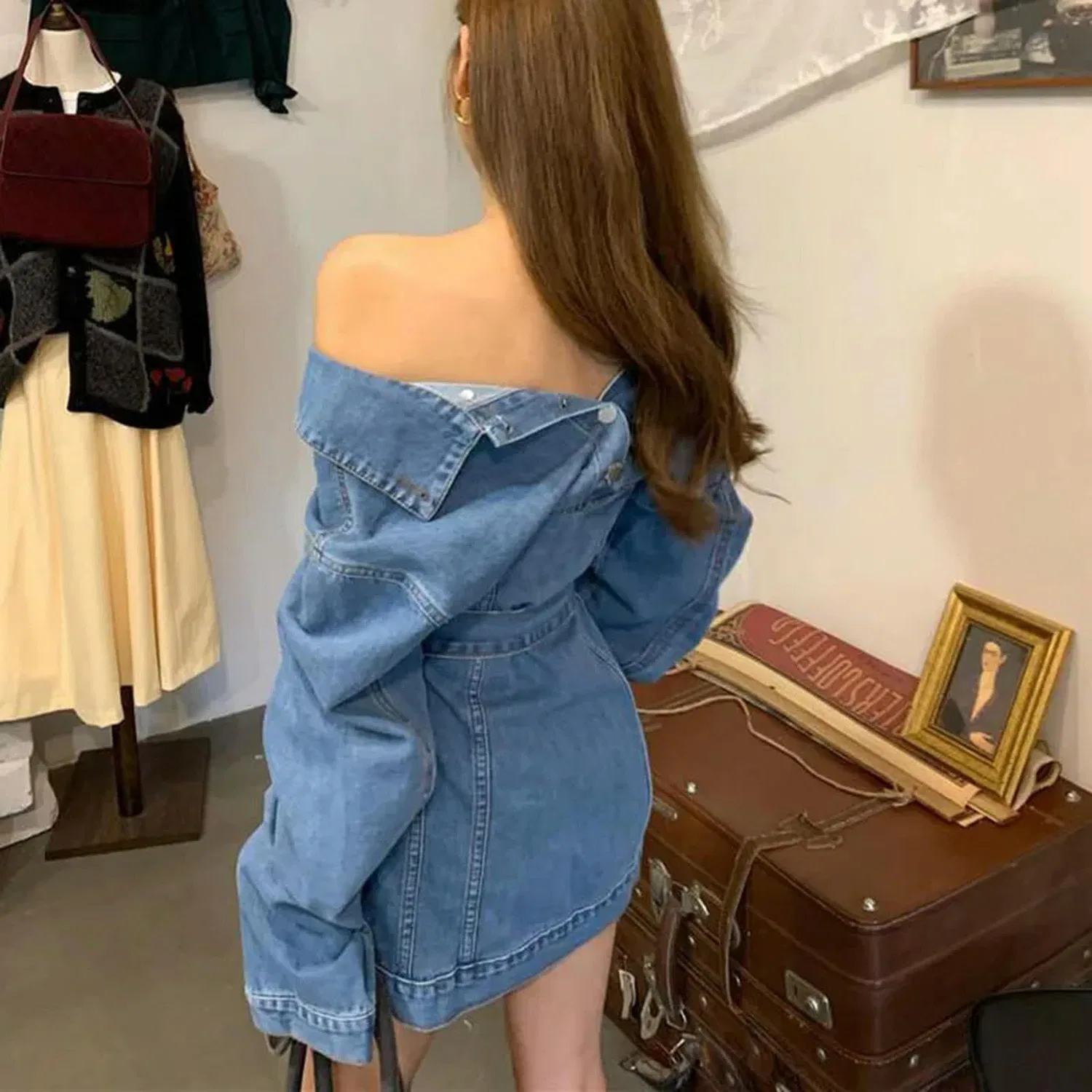 Женский джинсовый жакет с открытыми плечами и поясом, Blue — фото 3