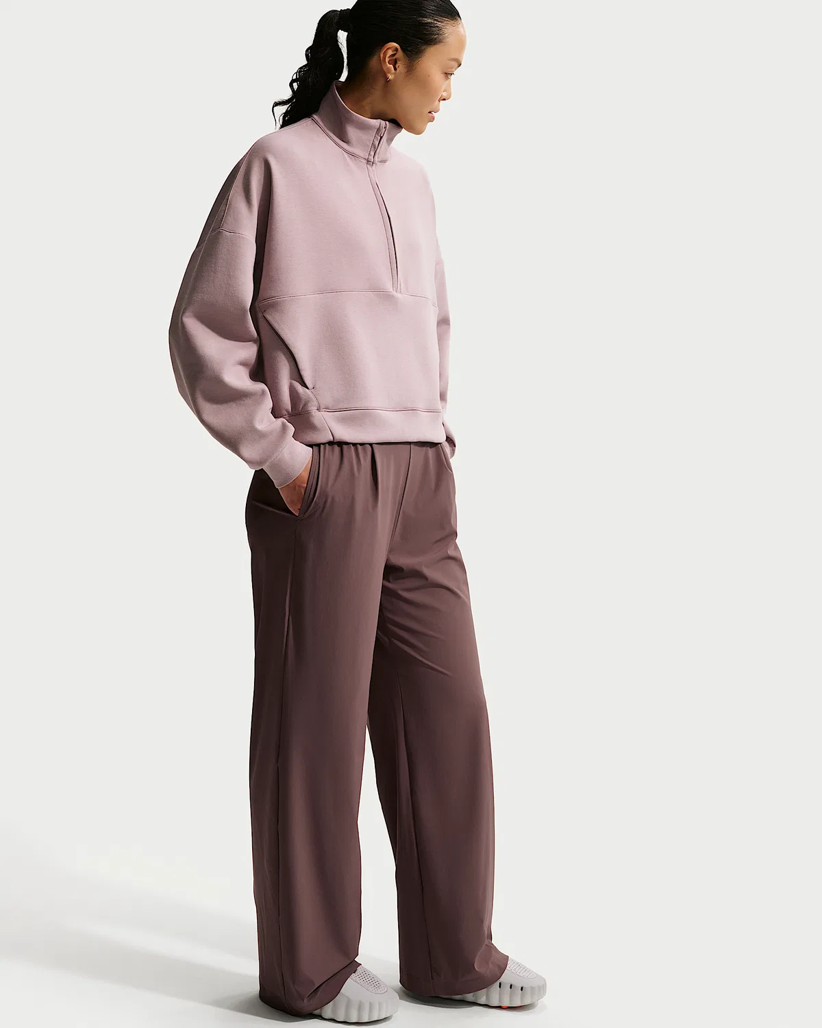 Женские штаны Nike 24.7 PerfectStretch Dri-FIT с высокой посадкой, свободные широкие, Tattoo/Burgundy Crush — фото 4