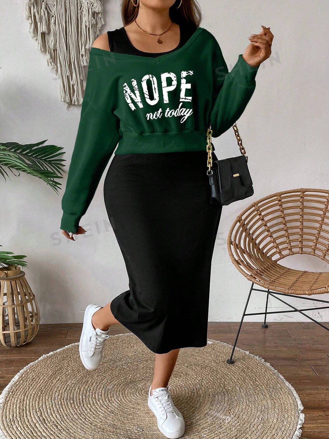 

Essnce Plus Асимметричный свитер с заниженными плечами и буквенным рисунком и Однотонное платье без рукавов Shein, зеленый