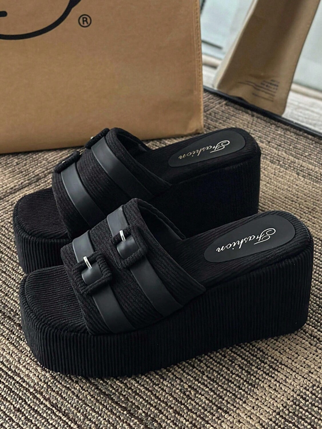 

Аккуратные черные босоножки женские, из замшевой ткани, декорированные пряжками, босоножки на танкетке, черный