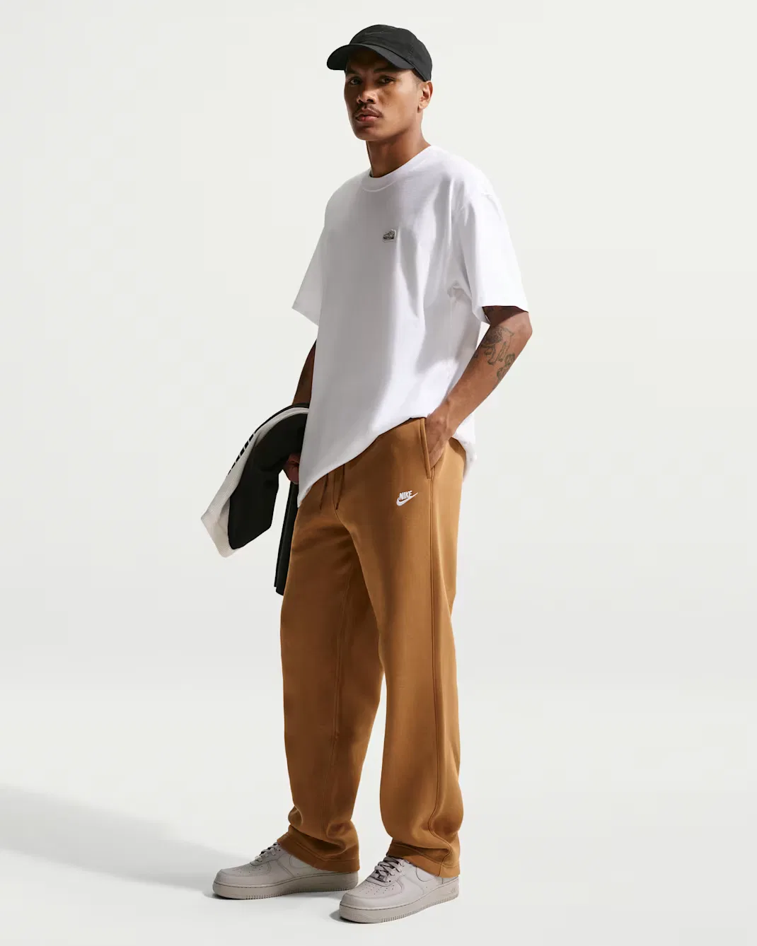 Мужские флисовые брюки с открытым низом Nike Club, Ale Brown/Ale Brown/White — фото 4