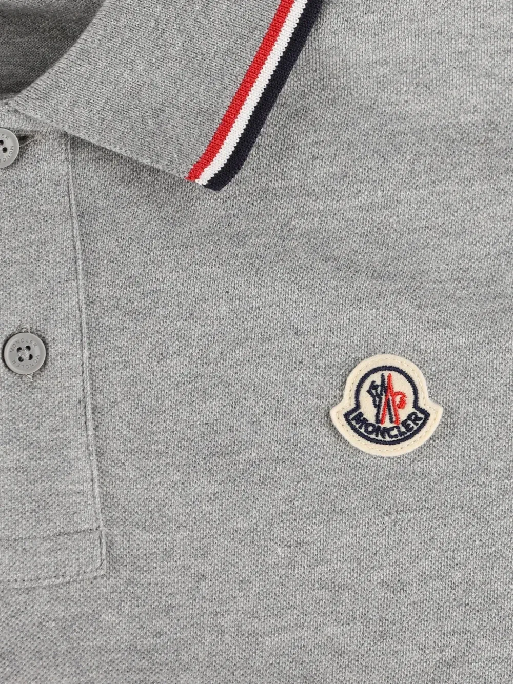 Поло с нашивкой-логотипом и полосатой отделкой Moncler Enfant, серый — фото 4