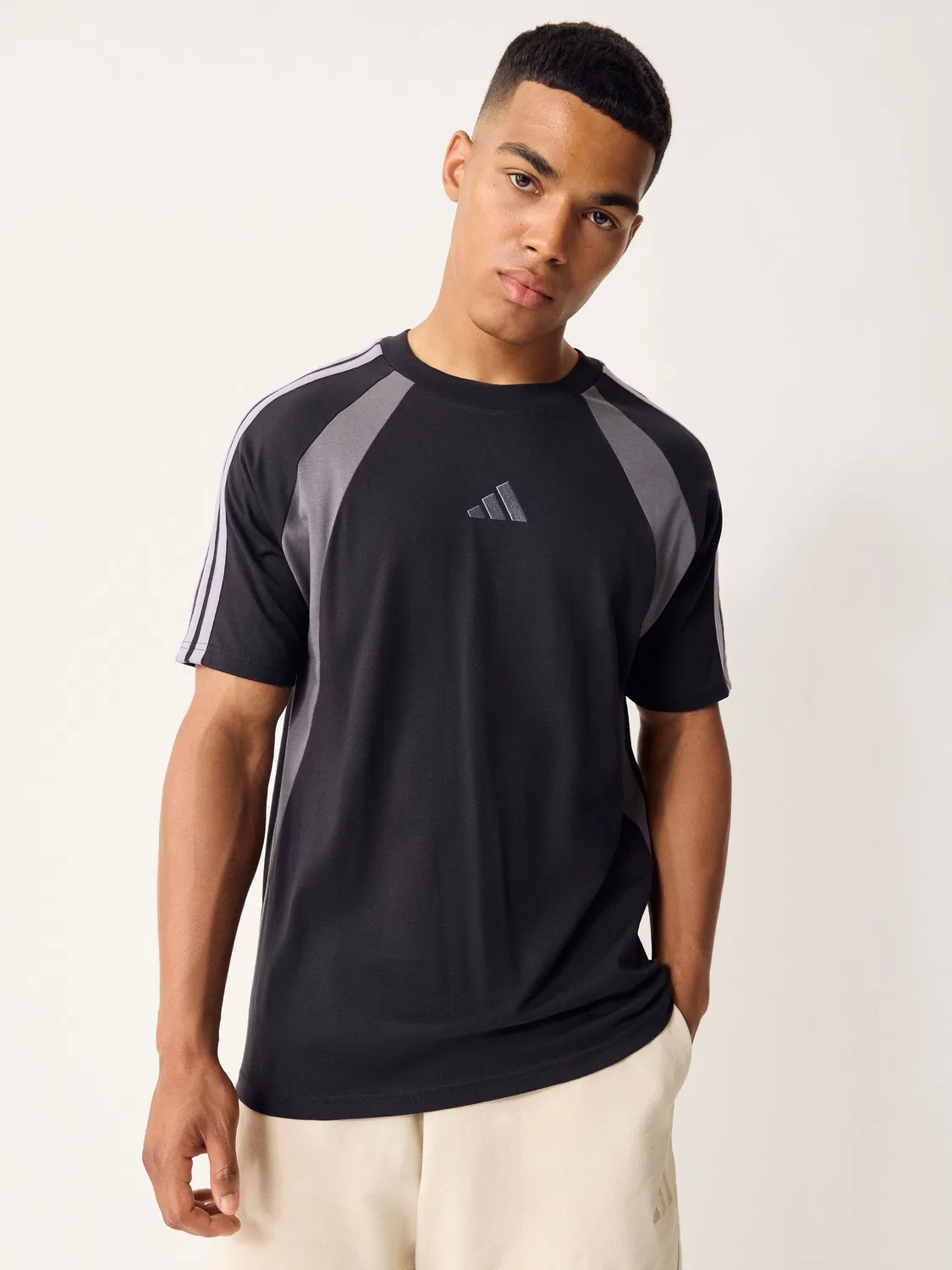 Футболка с цветовыми блоками, модель Seasonal Essentials adidas, черный
