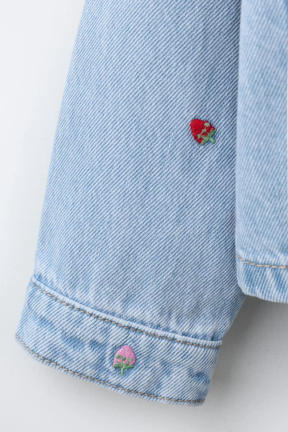 Джинсовая куртка с вышивкой «Клубника» ZARA, Light Blue — фото 4