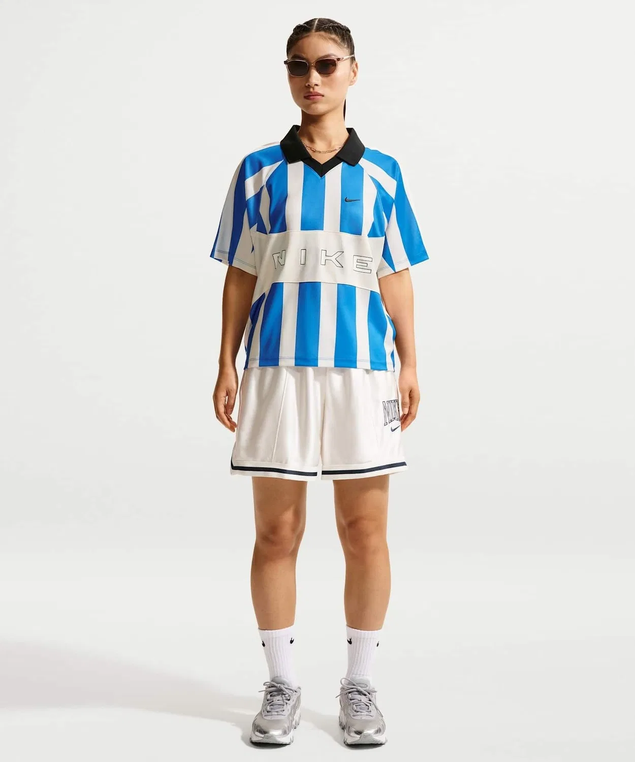 Женская футболка оверсайз с V-образным вырезом NIKE, Light Photo Blue — фото 4