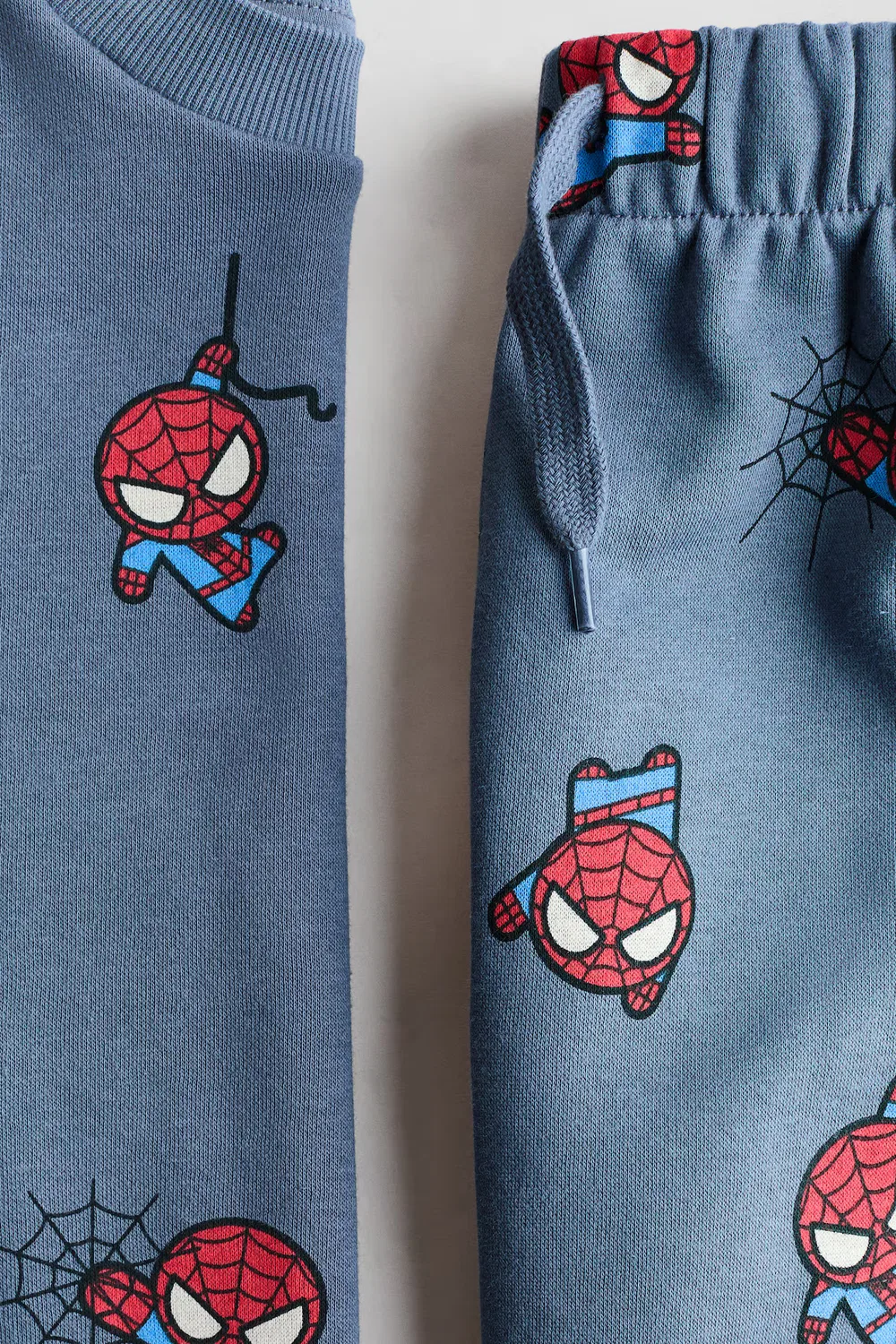 Комплект из двух толстовок с принтом H&M, Dunkles Mattblau/Marvel Comics — фото 2