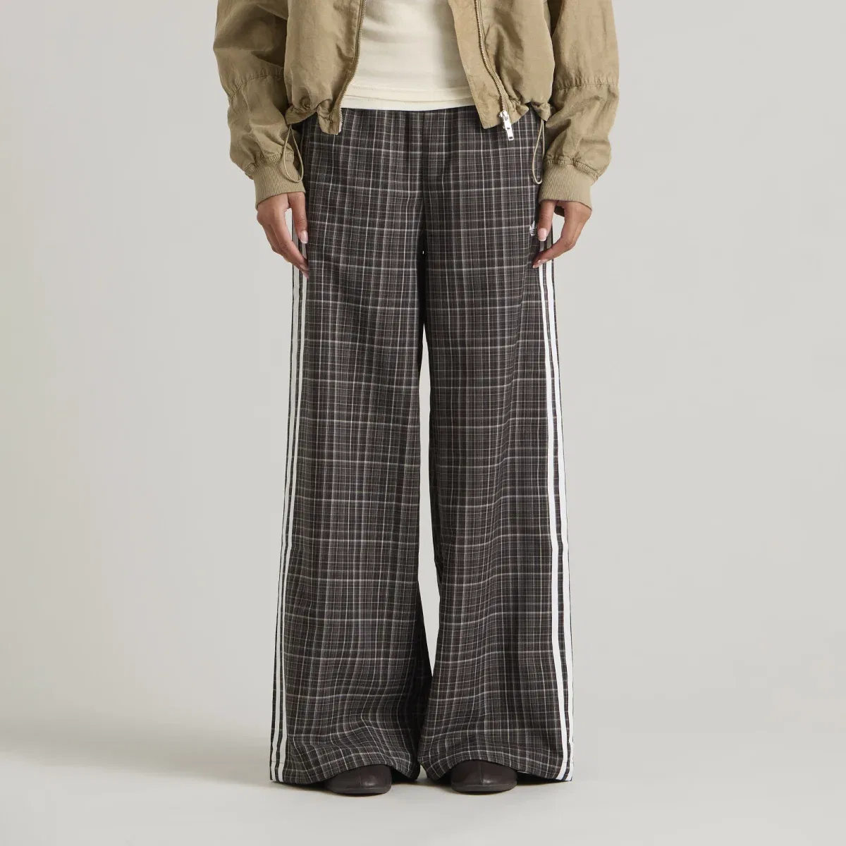 Спортивные брюки с широкой штаниной Check Track Pant Adidas, Night Brown — фото 2