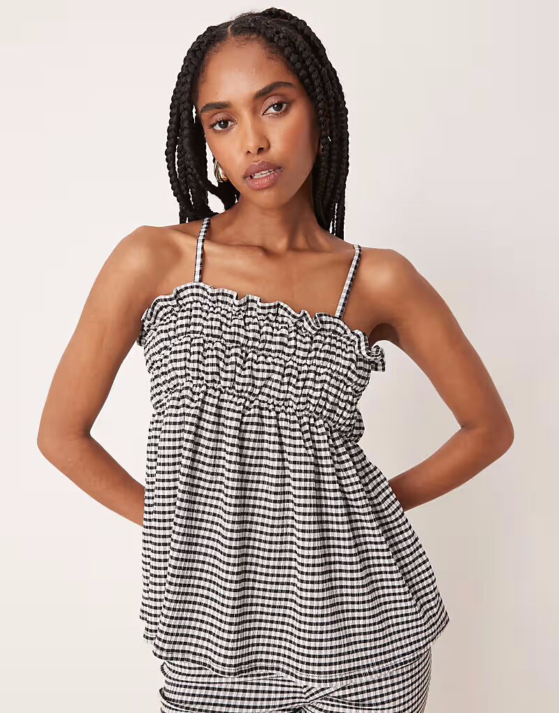 

Топ на бретелях с оборкой в однотонную клетку виши Asos Design