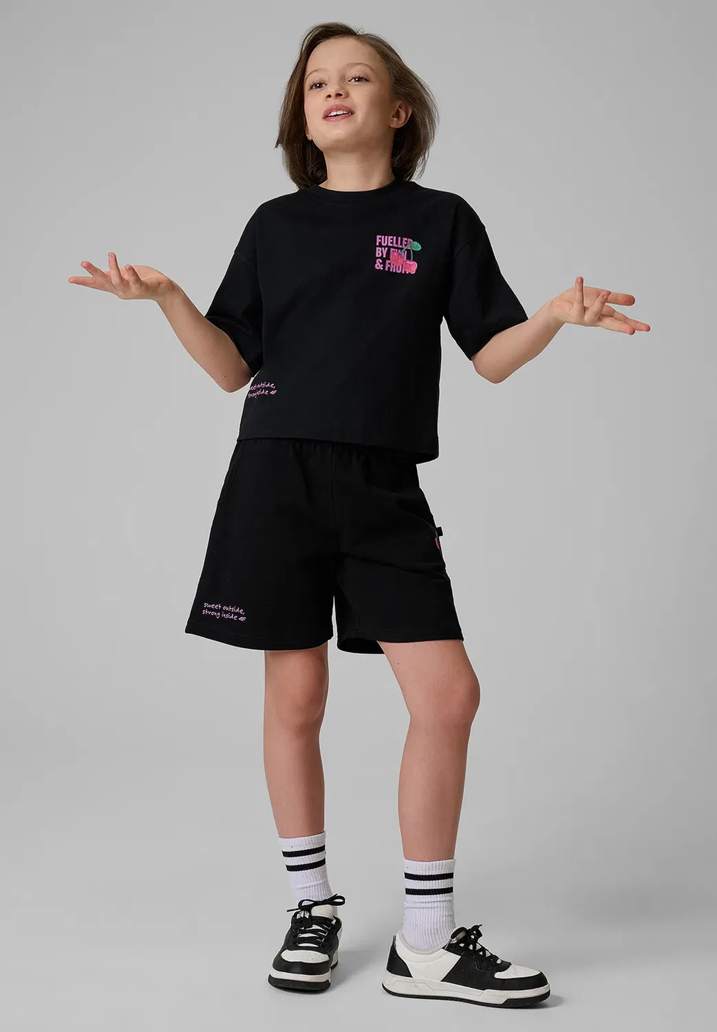 Spodenki dresowe dziewczęce - czarny 164 (13-14 лат) - спортивные шорты 4F, Deep Black