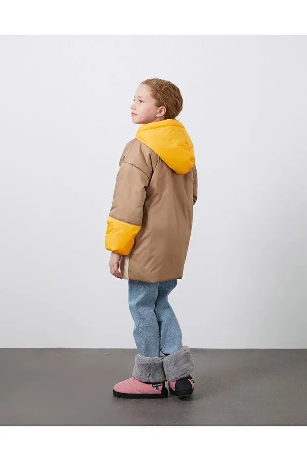 Детский пуховик для девочек с капюшоном Garni detailed beige hooded girl's puffer jacket Manimani, Beige — фото 4