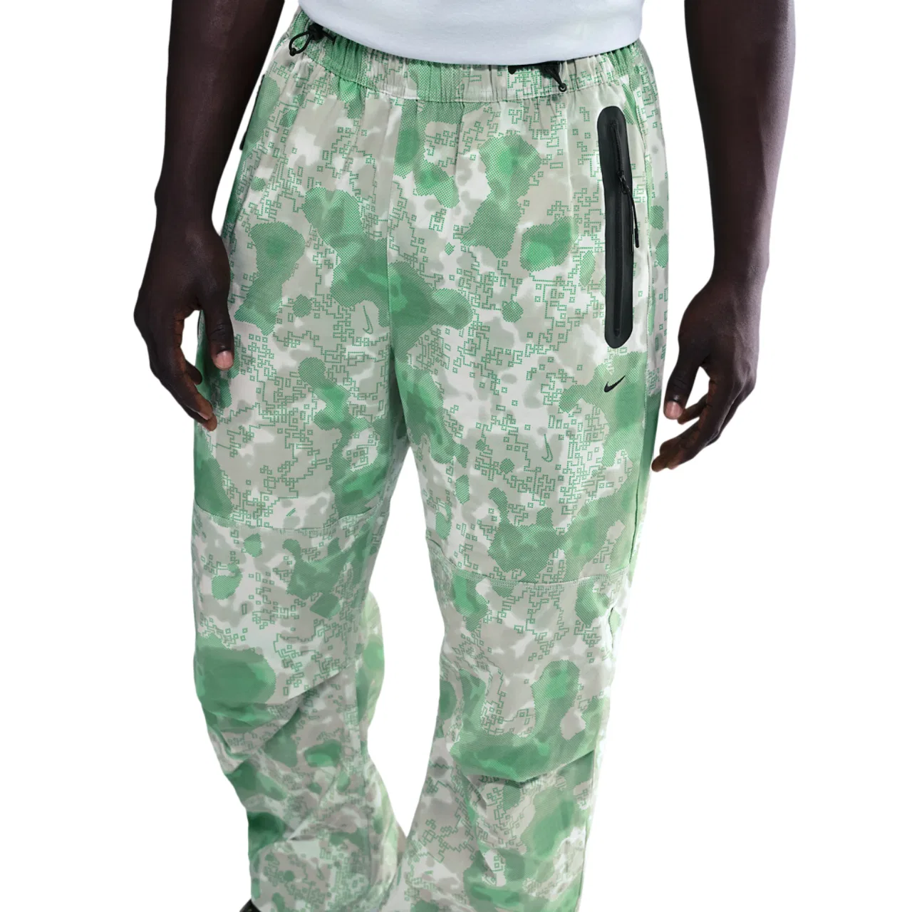 Мужские брюки Tech Woven Pant AOP Nike, цвет Black/Light Silver