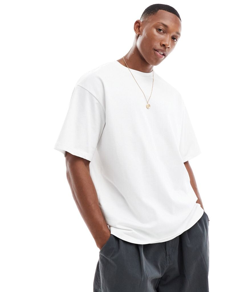 

Белая футболка оверсайз Pull&Bear