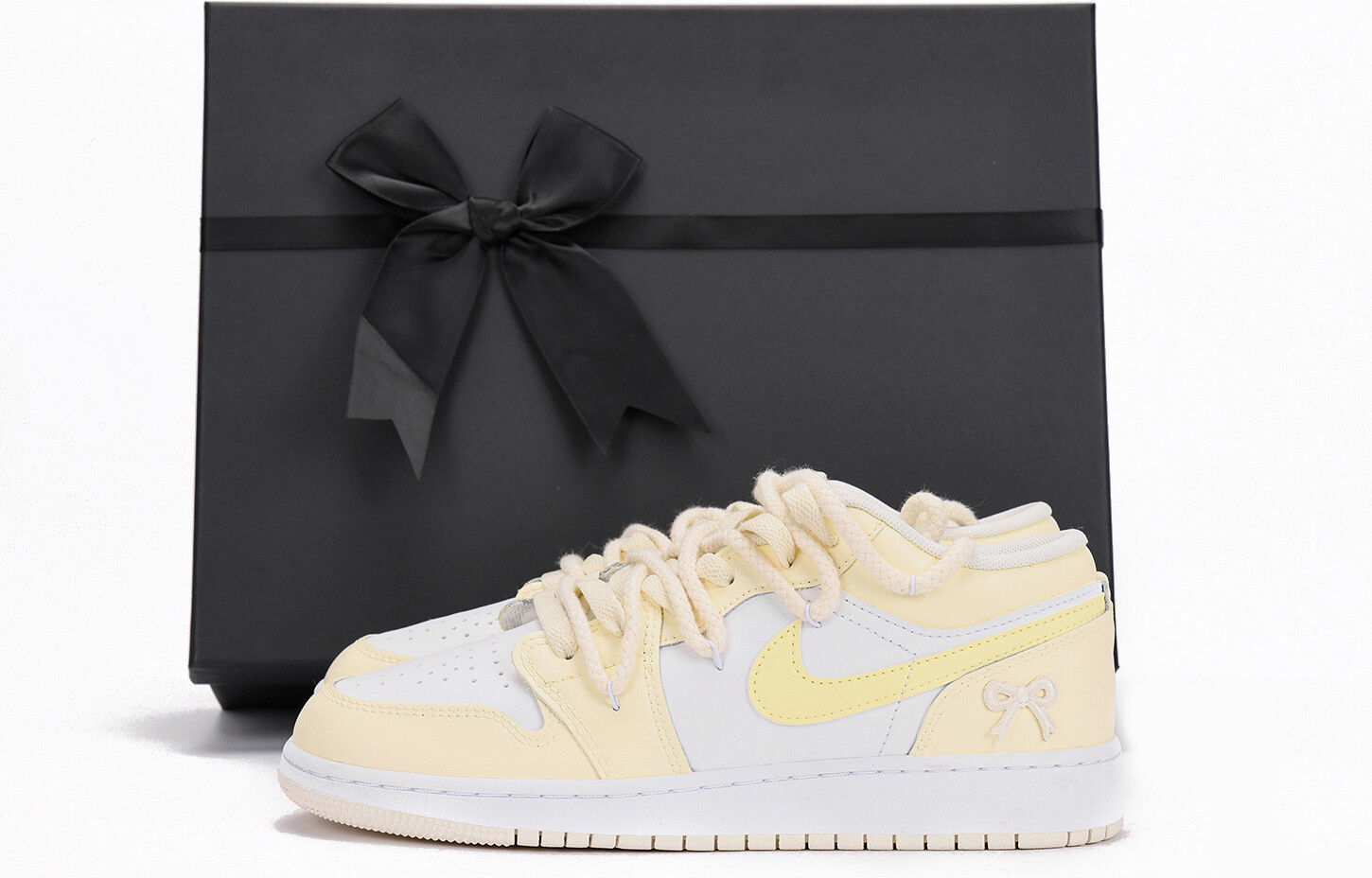 

Кроссовки Air Jordan 1 Vintage Basketball Shoes Women's Low-top Yellow/White, цвет White/Varsity Maize