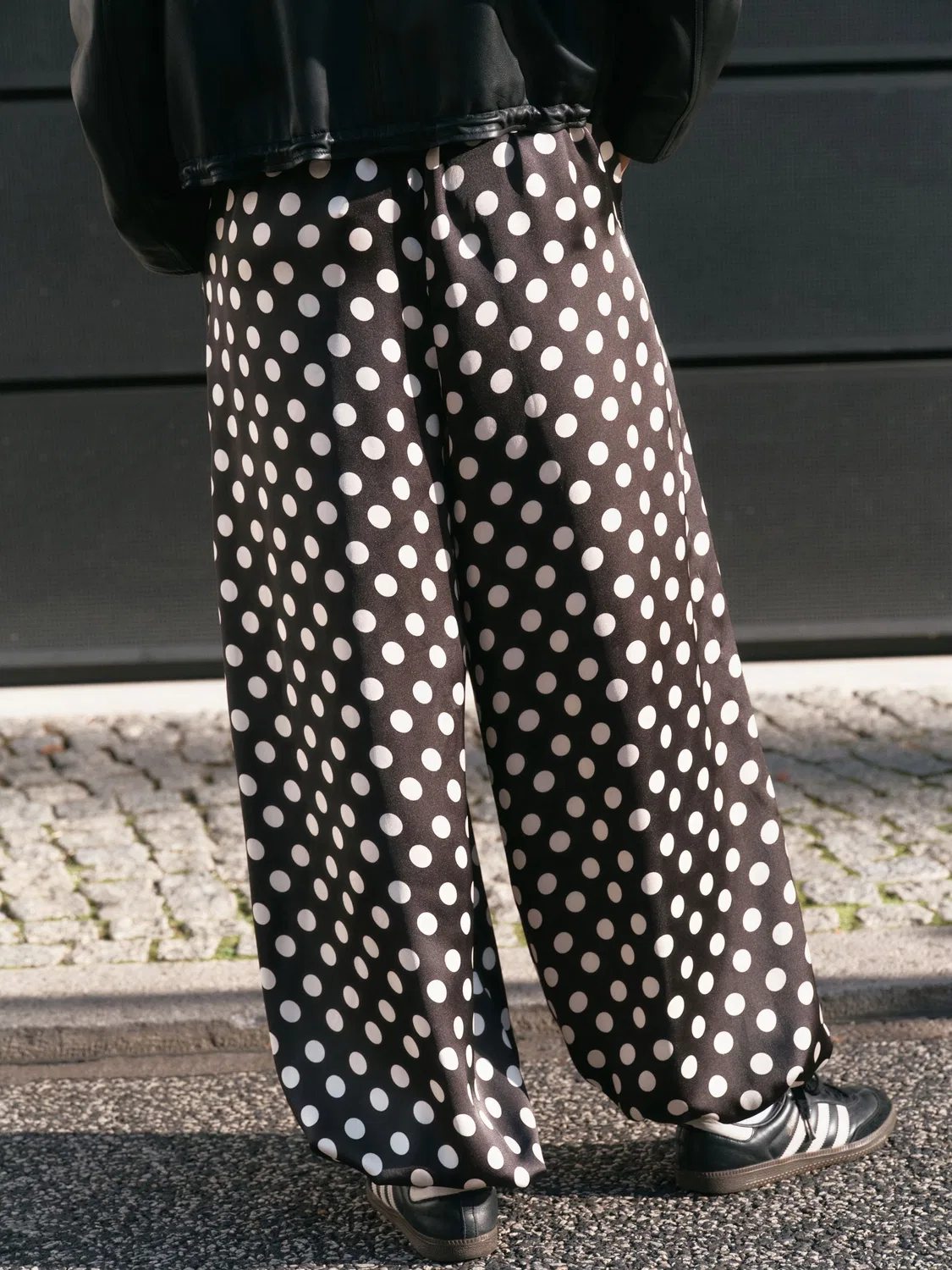 Брюки-баллоны с манжетами Polka Dot Satin Cuffed Balloon Trousers Next, черно-белый горох — фото 3