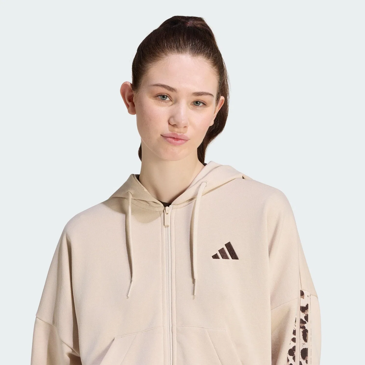 Женское худи с принтом Seasonal Essentials 3-Streifen Kapuzenjacke Adidas, Cremefarben Bunt Khaki — фото 4