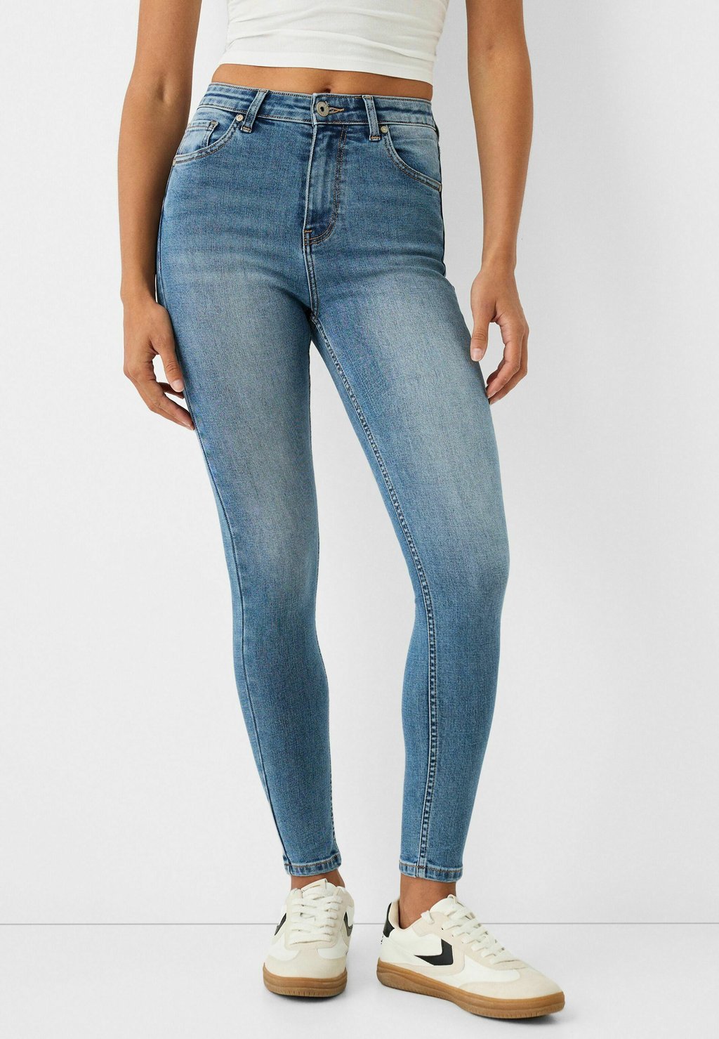 

Джинсы скинни SUPER Bershka, цвет Light Blue Denim