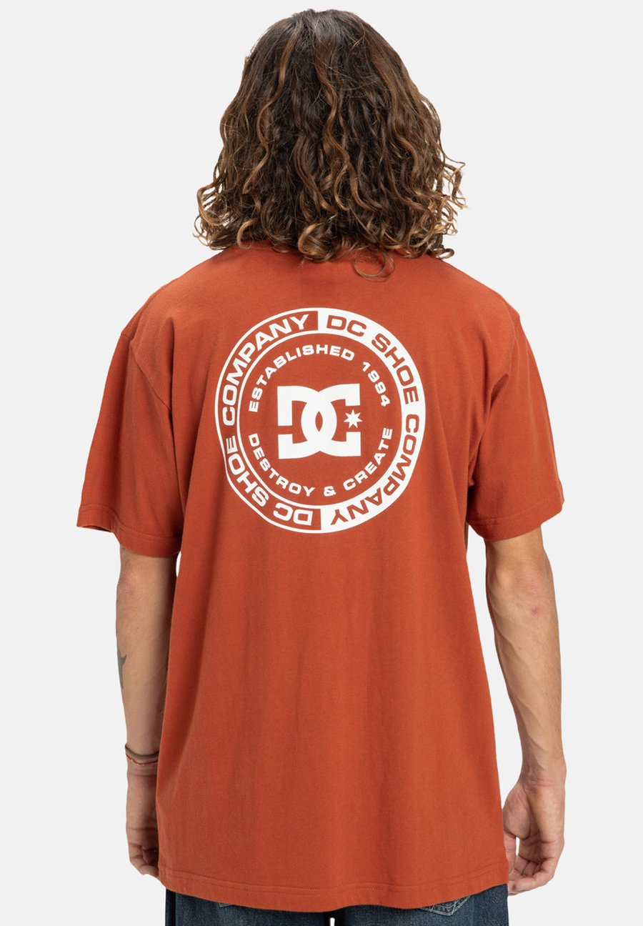 

Футболка DC Shoes CORPO, Nqv Picante/Orange, Оранжевый, Футболка DC Shoes CORPO, Nqv Picante/Orange