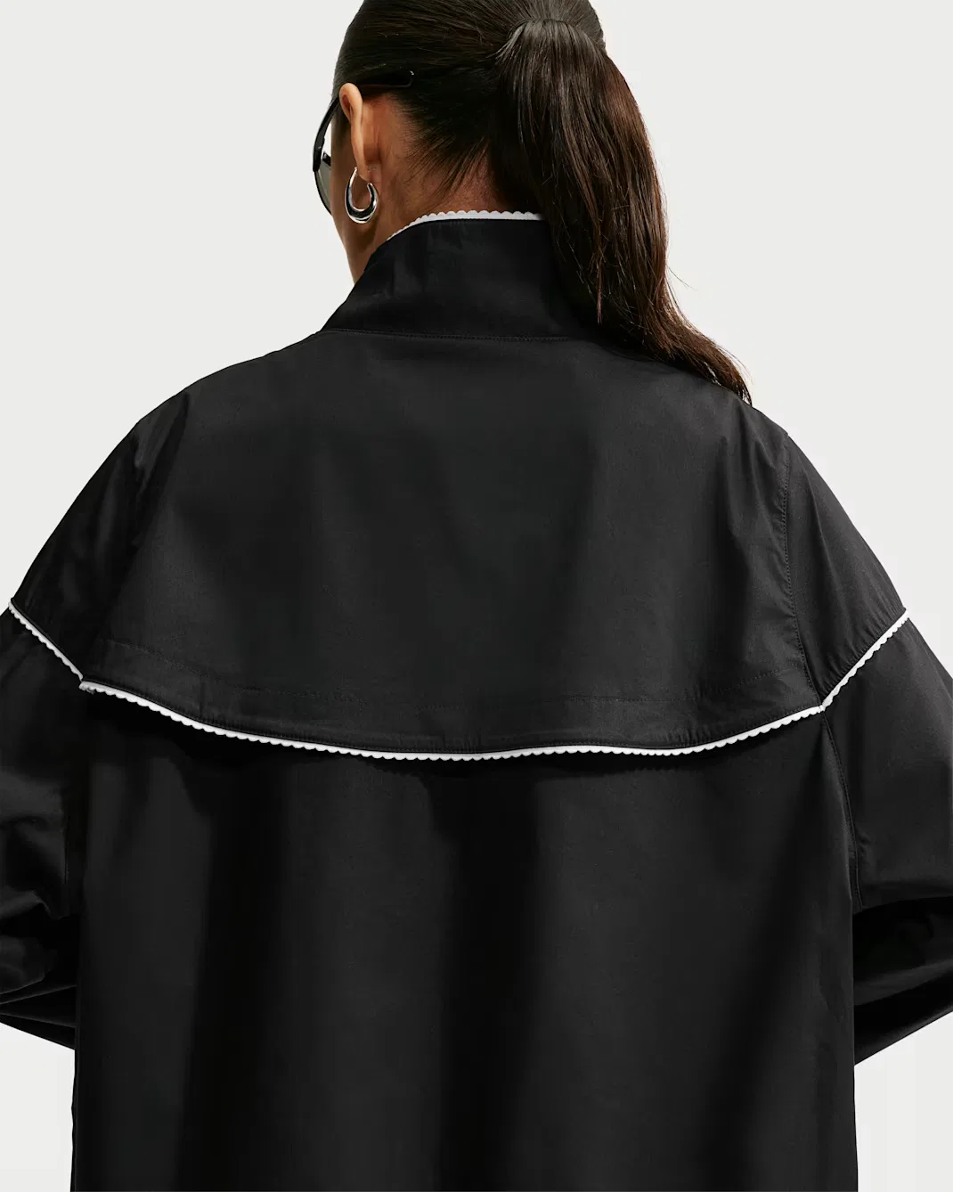Женская спортивная куртка оверсайз из поплина с фестончатой ​​отделкой Nike Sportswear, Black/Sail/Black — фото 2