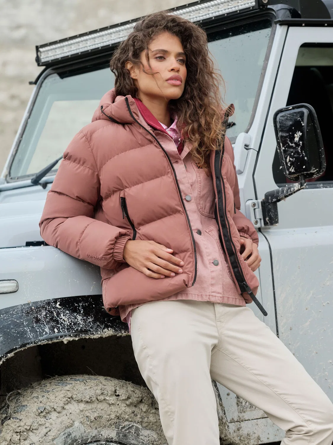 Пуховик спортивный с капюшоном Superdry, коричневый