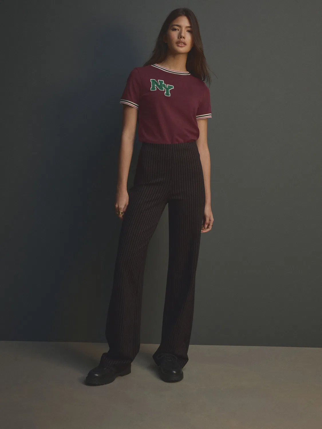 Брюки прямого кроя с эффектом утяжки, модель Black Pinstripe Smoothing Ponte Next, черный в полоску — фото 2