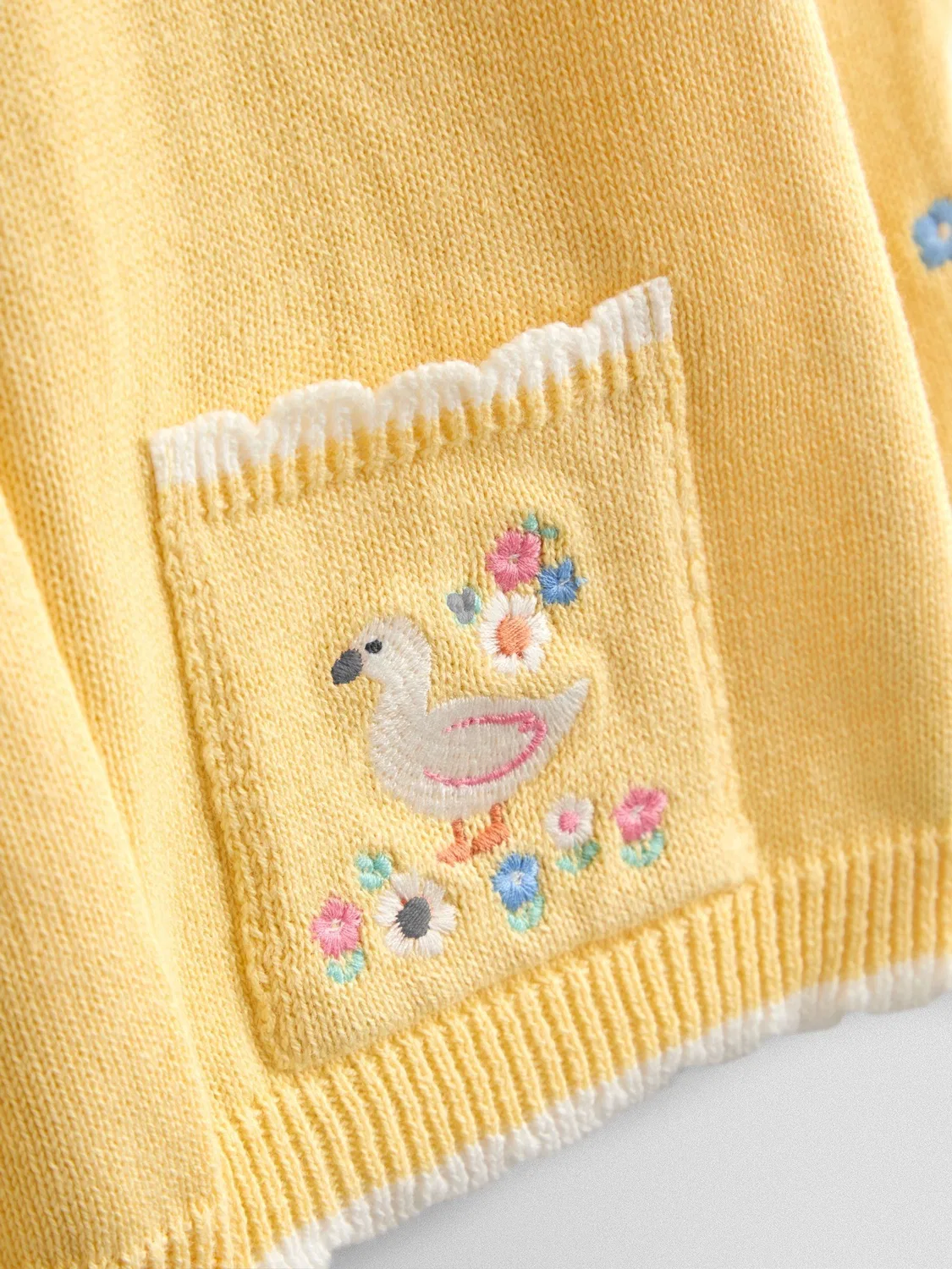 Кардиган с вышивкой и отделкой гребешком, Scallop Edge Embroidered Pocket Cardigan Jojo Maman Bébé, светло-желтый — фото 3