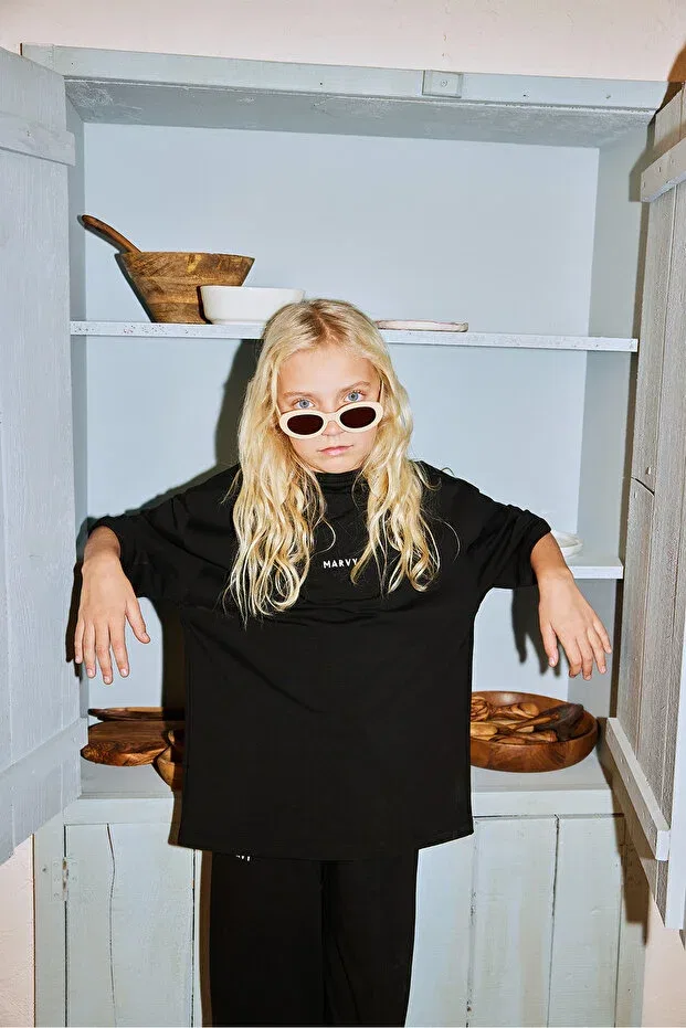 Детская футболка с вышивкой Marvy, Black