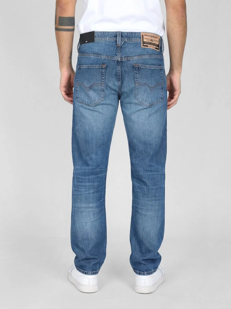Джинсы DIESEL Regular Jeans 'Light & Supersoft MARKEE R68DX' синего цвета — фото 4