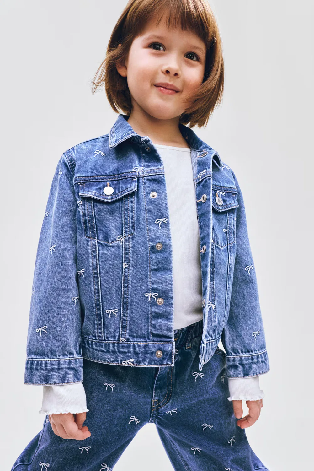 Джинсовая куртка с вышивкой H&M, Denimblau/Schleifen
