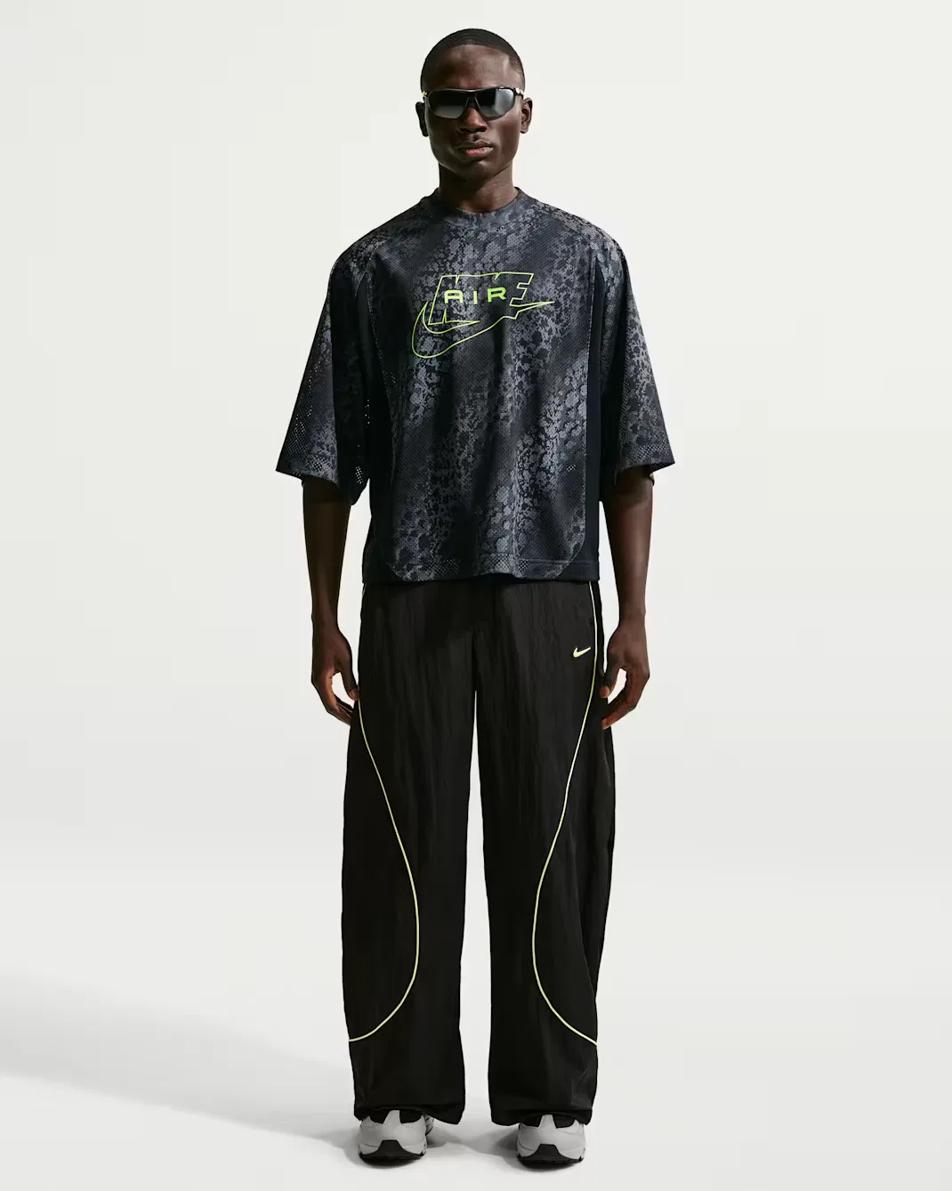 Мужская сетчатая футболка с принтом по всей поверхности Nike Air, Dark Smoke Grey/Black/Volt — фото 4