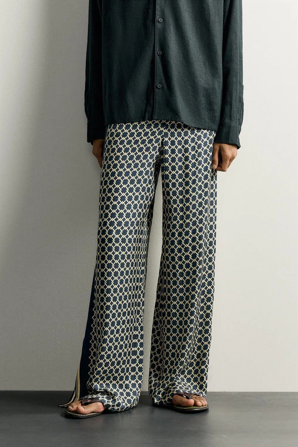 Лимитированная серия струящихся брюк с боковыми полосами. ZARA, Printed — фото 2