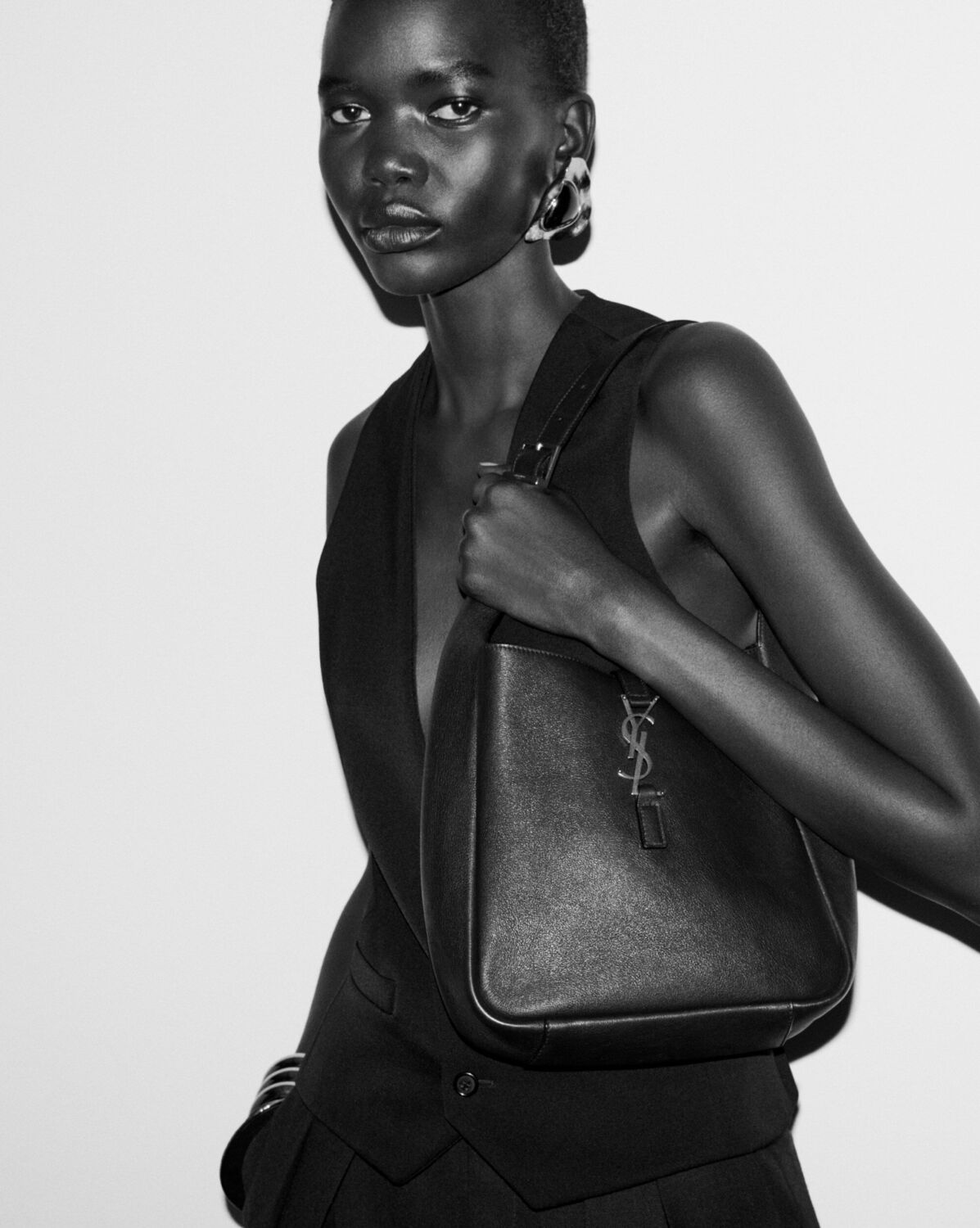 Мягкая маленькая сумка LE 5 A 7  из зернистой кожи Saint Laurent, коричневый — фото 2