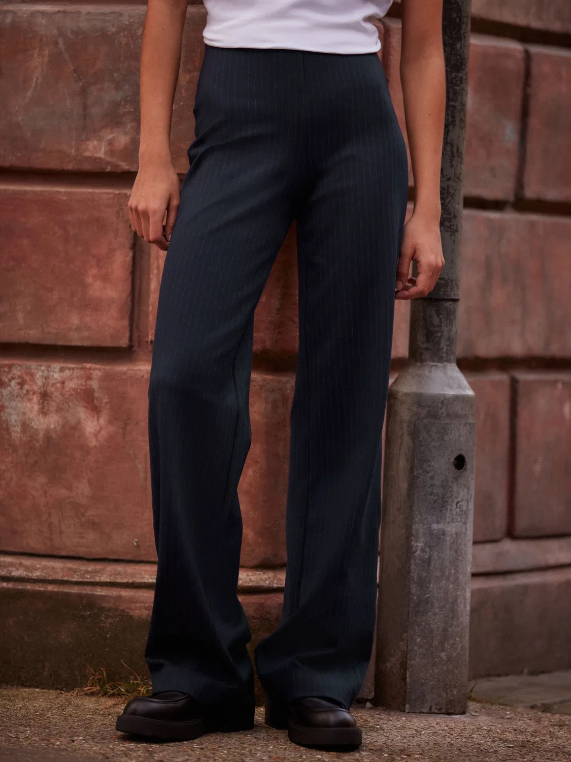 Брюки с широкими штанинами, утягивающие Next, Navy Blue Pinstripe — фото 2