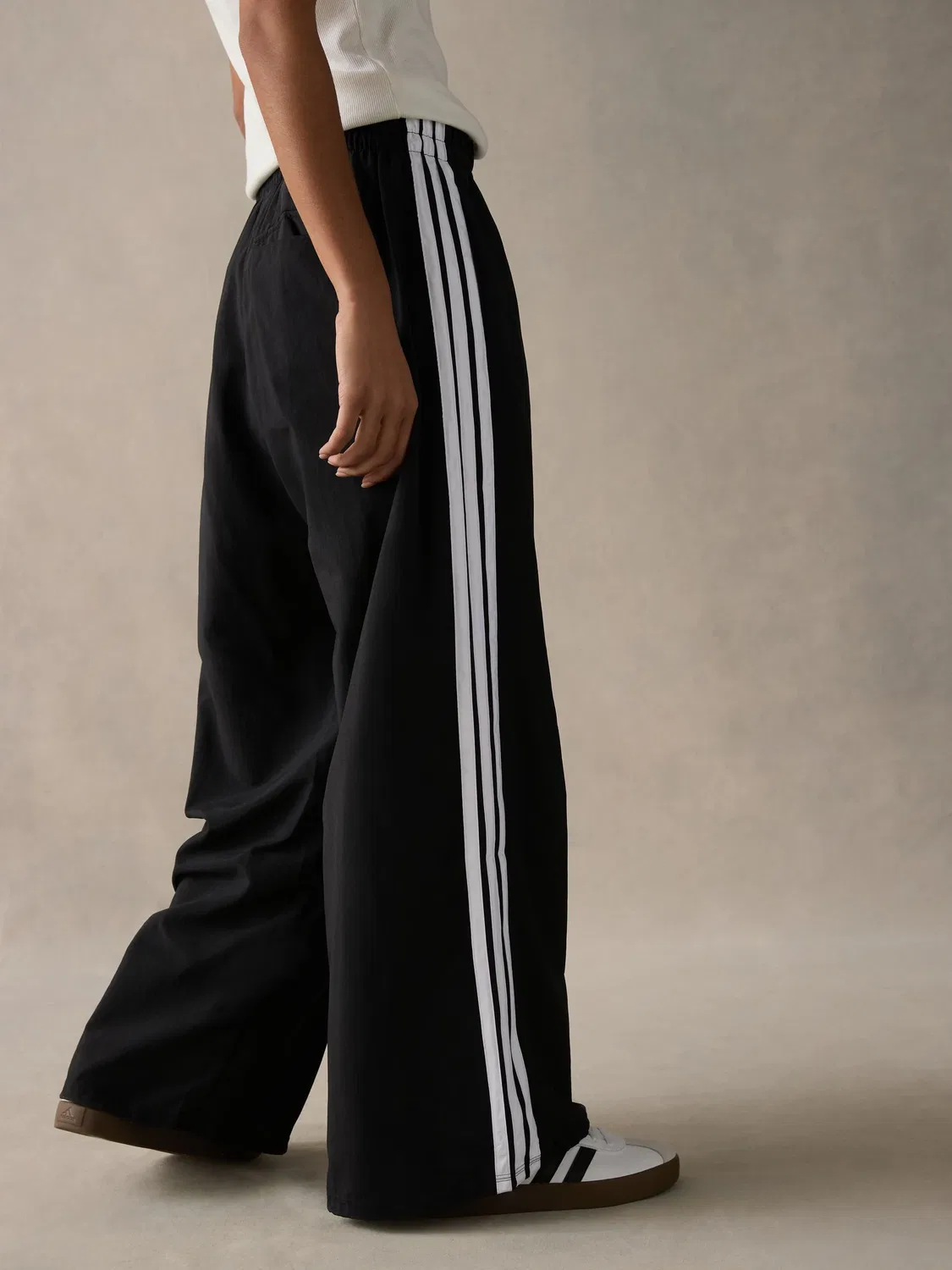 Adidas Black Essentials Тканые широкие брюки с 3 полосками — фото 3